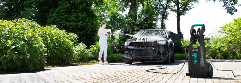 Kvinde rengør bil med VONROC V25 højtryksrenser