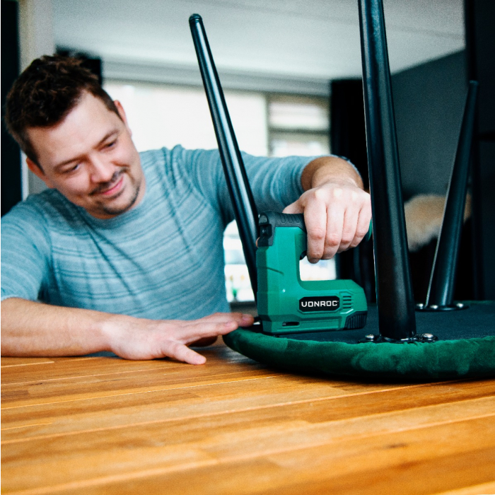Cordless tacker 4V | Incl. 900 staples and 300 nails