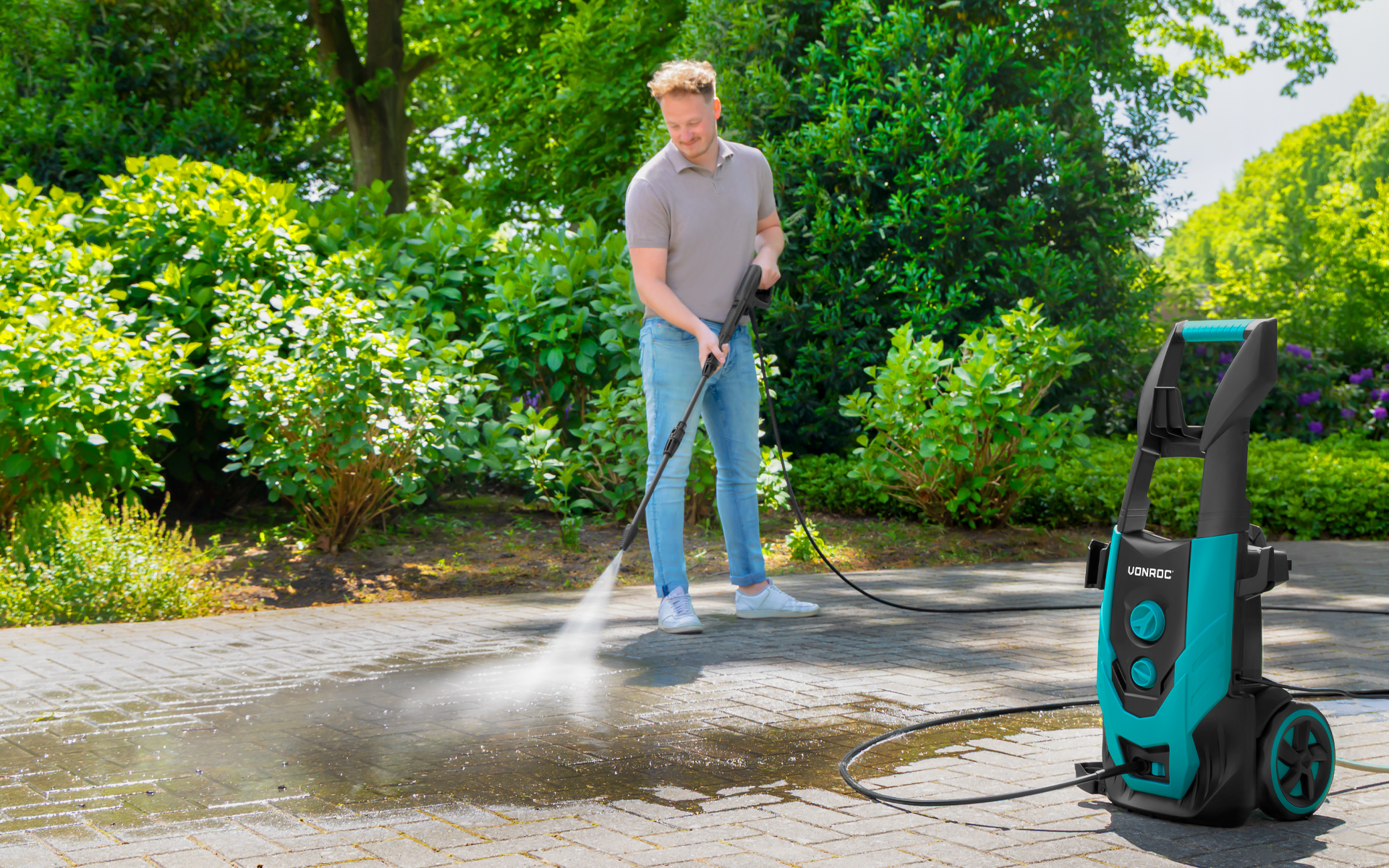 rengøring af indkørsel med højtryksrenser